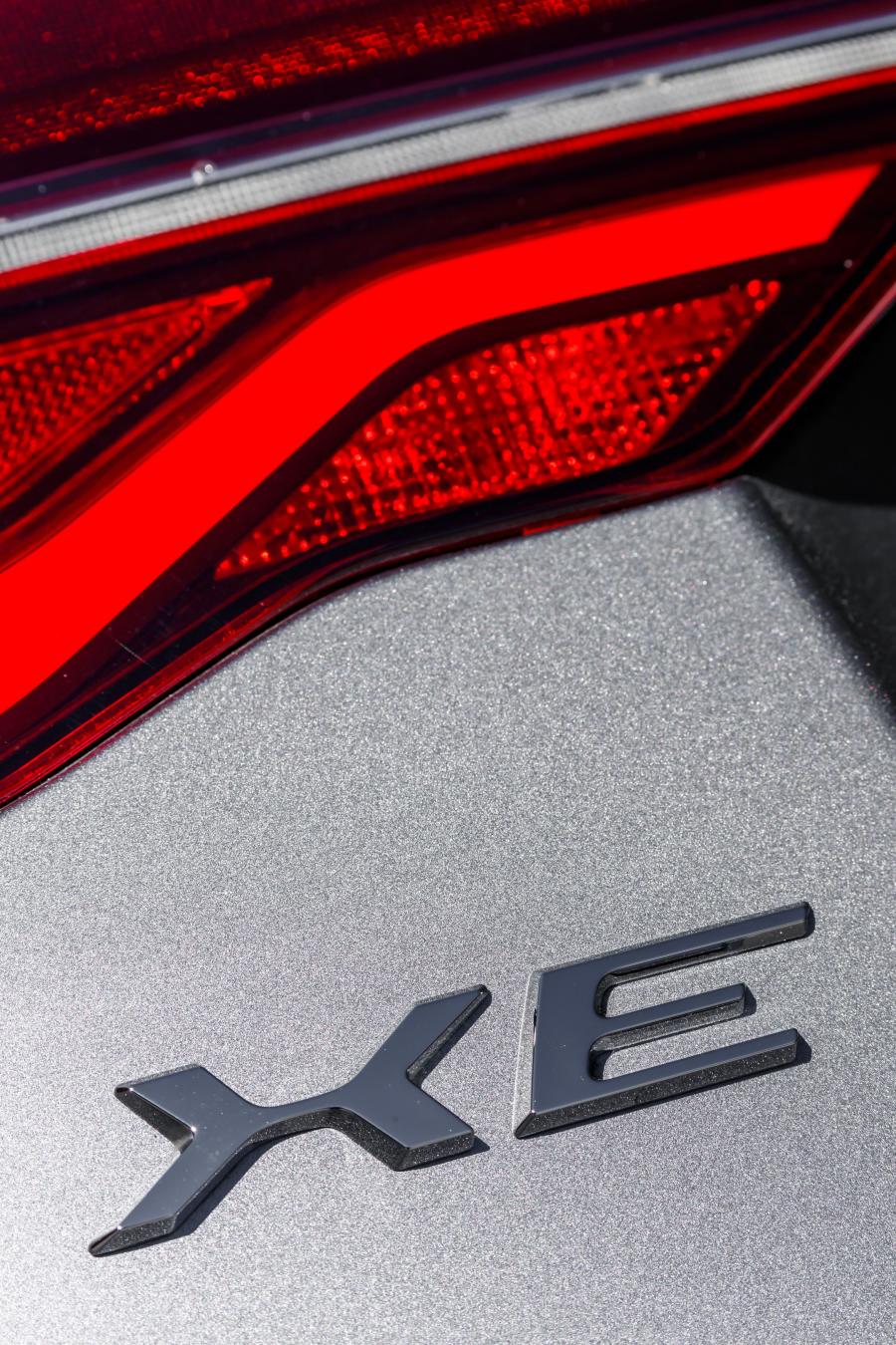 Логотип Jaguar XE D180 S 2019 года  (WW) (фото 2 из 18)